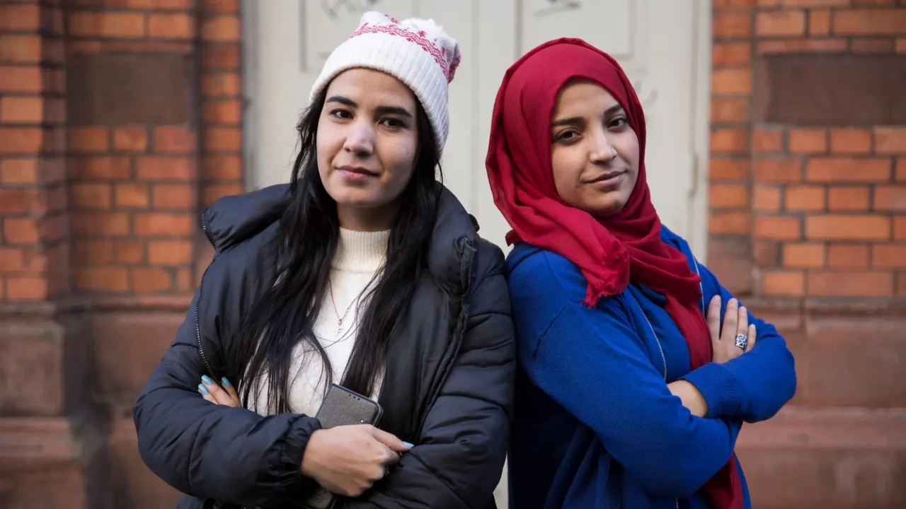 De afghanska journalisterna Ogai och Farahnaz som jobbade för nu nedlagda ZAN TV är med i dokumentären som sänds i SVT i helgen.