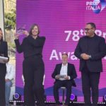 Karin Hållsten tar emot priset under galan i Italien.